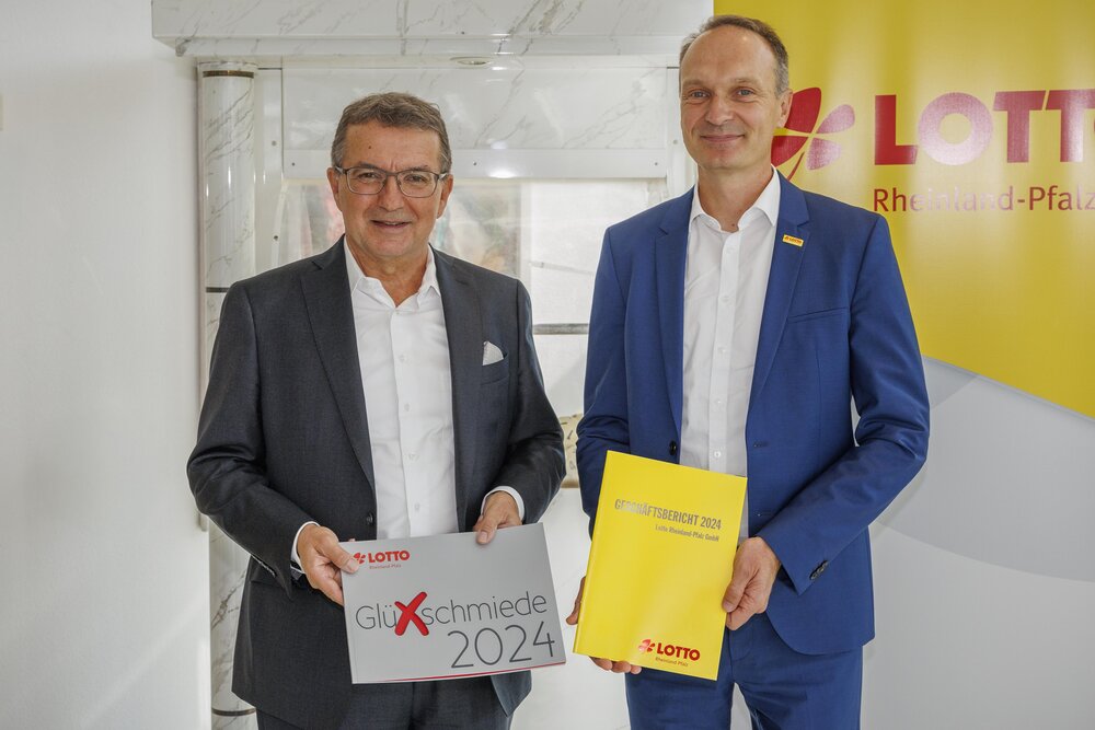 Lotto-Geschäftsführer Jürgen Häfner und Dr. Stephan Weinberg, Staatssekretär im Ministerium der Finanzen Rheinland-Pfalz, freuen sich über ein erfolgreiches Geschäftsjahr 2024.