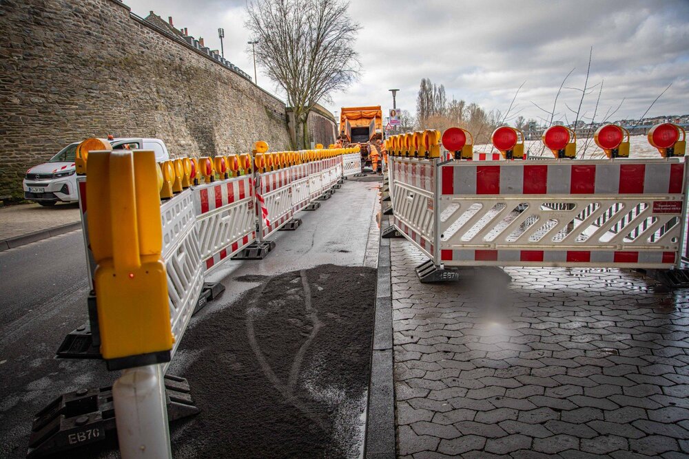 Um die Gefahrenstelle passieren zu können, hat die Stadtverwaltung Koblenz kurzfristig einen Notweg für Fußgängerinnen und Fußgänger auf der Fahrbahn eingerichtet. Um die Gefahrenstelle passieren zu können, hat die Stadtverwaltung Koblenz kurzfristig einen Notweg für Fußgängerinnen und Fußgänger auf der Fahrbahn eingerichtet.