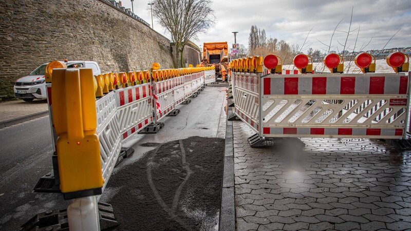 Um die Gefahrenstelle passieren zu können, hat die Stadtverwaltung Koblenz kurzfristig einen Notweg für Fußgängerinnen und Fußgänger auf der Fahrbahn eingerichtet.