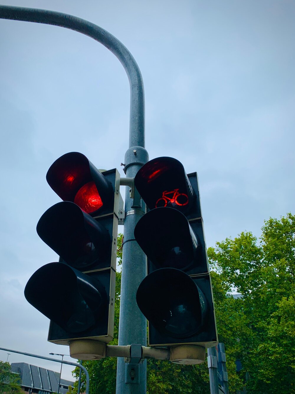 Rote Ampel für Autos und Radfahrer. (Symbolbild)