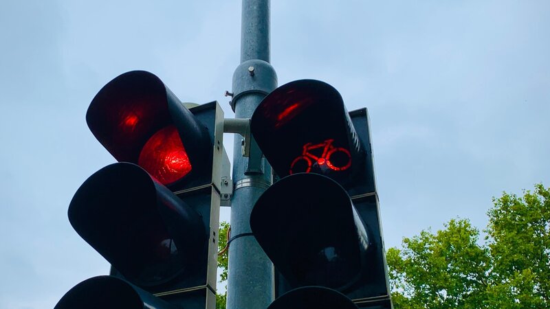 Rote Ampel für Autos und Radfahrer. (Symbolbild)