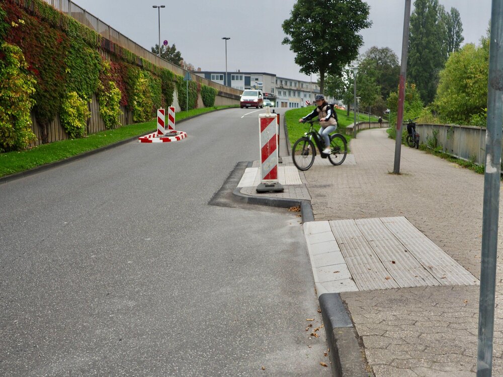 Neu gebauter Übergang zwischen Leinpfad und Peter-Altmeier-Ufer. Markierung und Beschilderung werden noch ergänzt. Neu gebauter Übergang zwischen Leinpfad und Peter-Altmeier-Ufer. Markierung und Beschilderung werden noch ergänzt.