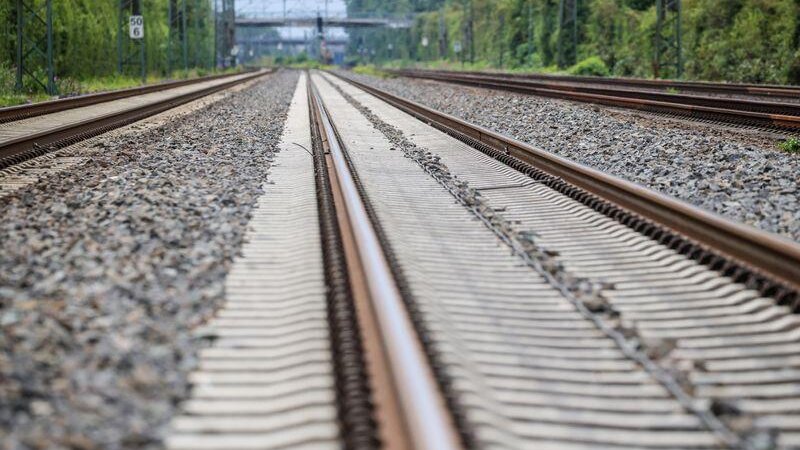 Sperrungen der linken Rheinstrecke werden demnächst den Zugverkehr ausbremsen (Symbolbild)