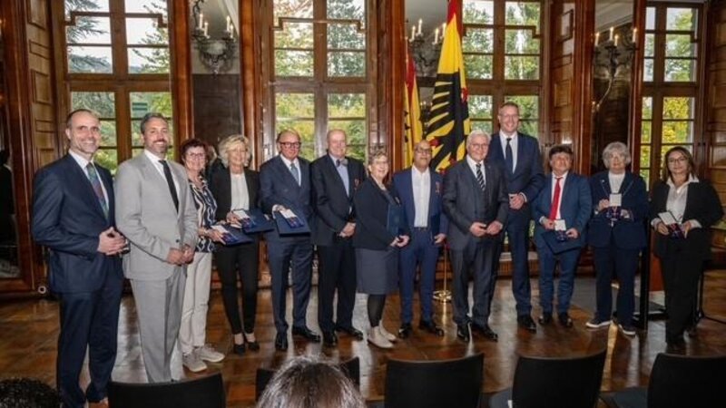 Auf Schloss Burg Namedy zeichnete der Bundespräsident fünf Frauen und vier Männer mit dem Verdienstorden der Bundesrepublik Deutschland aus.