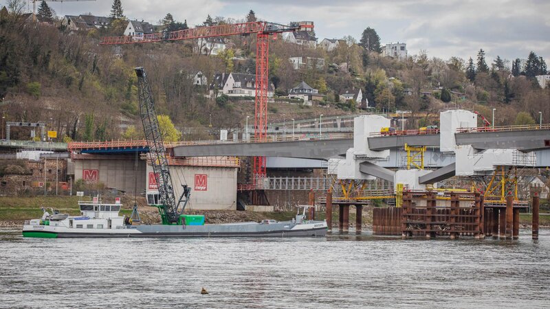 Bei Baggerarbeiten auf dem Rhein wurde am Gründonnerstag an der Baustelle für den Neubau der Pfaffendorfer Brücke in Koblenz ein Blindgänger aus dem Zweiten Weltkrieg entdeckt.