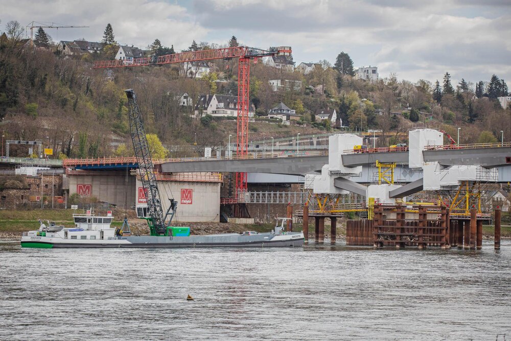 Bei Baggerarbeiten auf dem Rhein wurde am Gründonnerstag an der Baustelle für den Neubau der Pfaffendorfer Brücke in Koblenz ein Blindgänger aus dem Zweiten Weltkrieg entdeckt.
