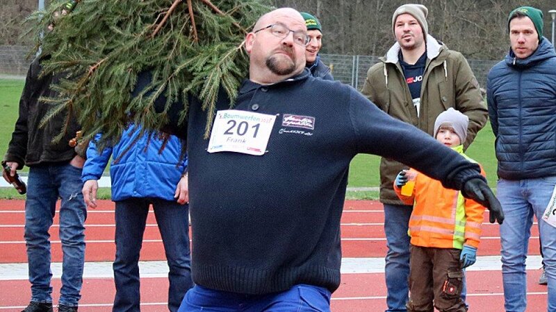 Am 31. Januar 2026 findet in Waldbreitbach das 4. Weihnachtsbaumwerfen statt.
