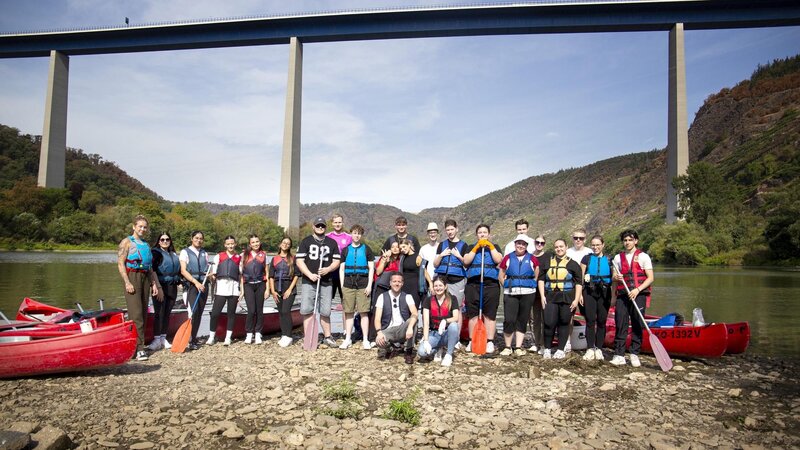 Der Ausbildungsjahrgang 2024 der VR Bank RheinAhrEifel eG mit den Ausbildungsleitern Sven Junglas und Jasmin Wagner bei der Clean-River-Aktion an der Mosel.