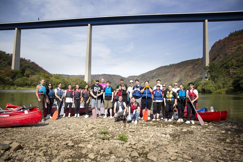 Der Ausbildungsjahrgang 2024 der VR Bank RheinAhrEifel eG mit den Ausbildungsleitern Sven Junglas und Jasmin Wagner bei der Clean-River-Aktion an der Mosel.