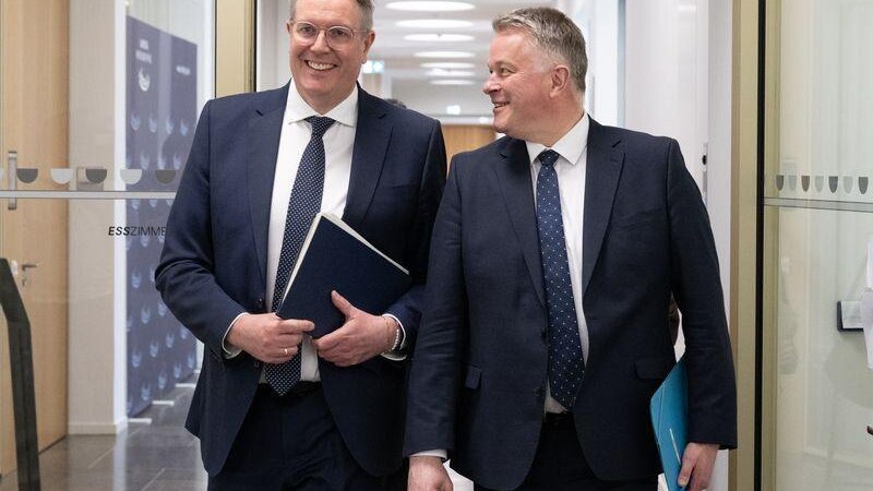 Gordon Schnieder (CDU, rechts) und Alexander Schweitzer (SPD) haben sich auf einen rund 100-seitigen Koalitionsvertrag verständigt.