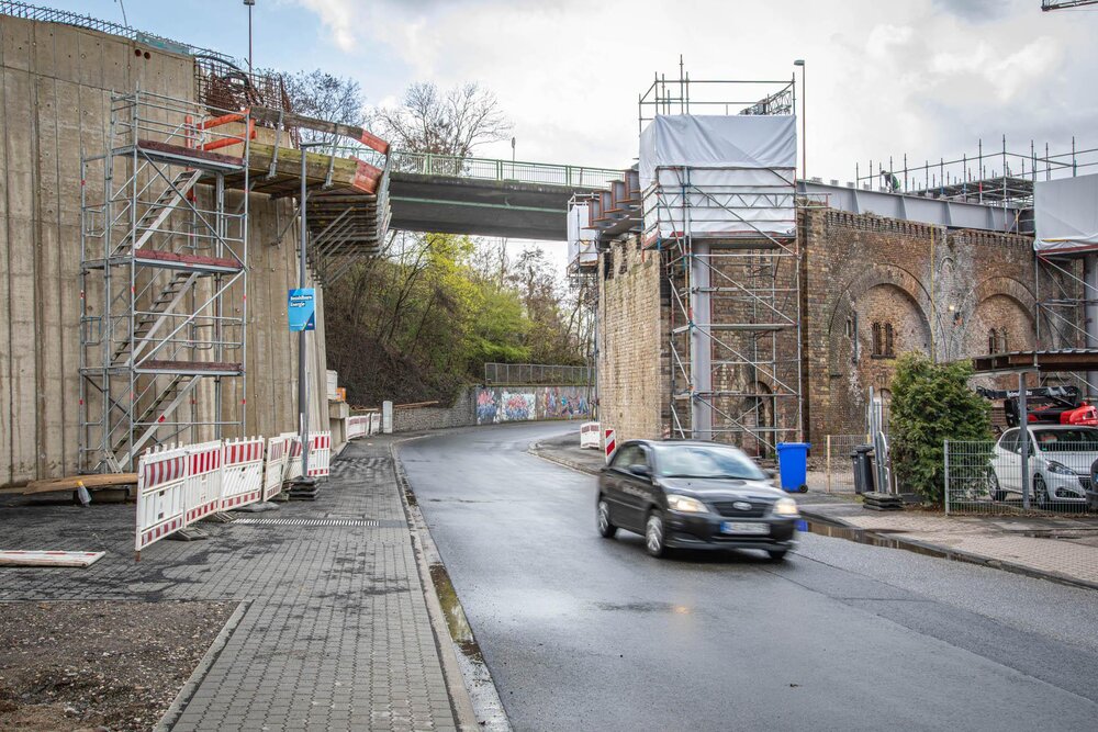 In der Emser Straße in Koblenz kommt es vom 13. bis 14. April zeitweise zu einer Vollsperrung, da Stahlträger angeliefert und eingehoben werden. In der Emser Straße in Koblenz kommt es vom 13. bis 14. April zeitweise zu einer Vollsperrung, da Stahlträger angeliefert und eingehoben werden.
