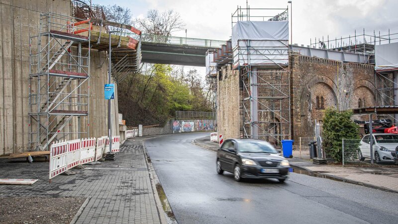 In der Emser Straße in Koblenz kommt es vom 13. bis 14. April zeitweise zu einer Vollsperrung, da Stahlträger angeliefert und eingehoben werden.