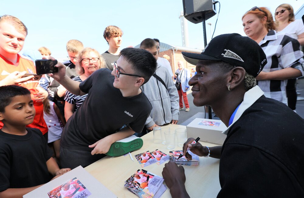 Isaac Bonga bei einer Autogrammstunde in seiner Geburtsstadt Neuwied.