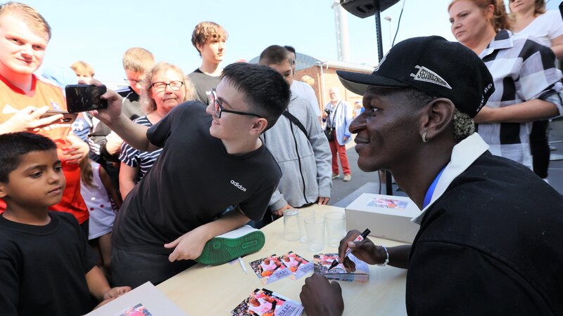 Isaac Bonga bei einer Autogrammstunde in seiner Geburtsstadt Neuwied.