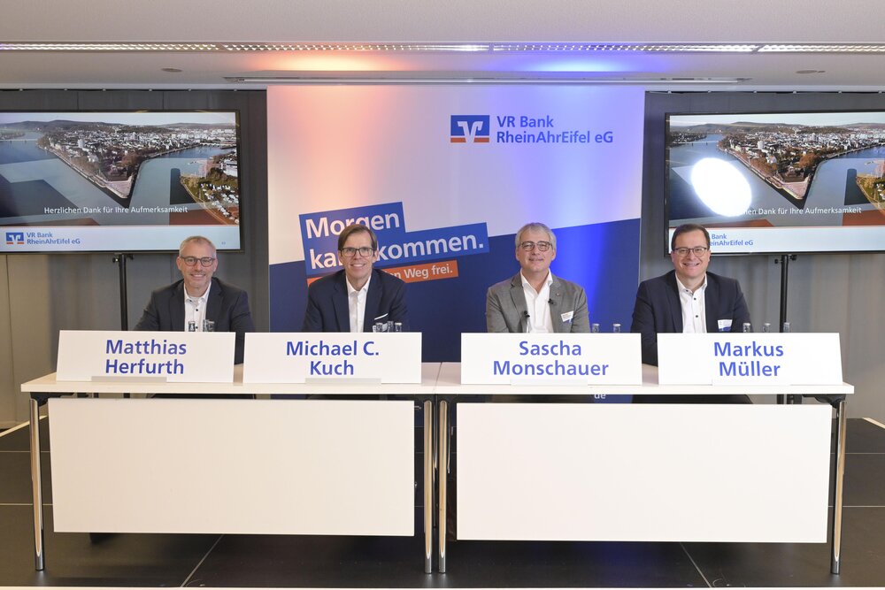 Strahlende Gesichter bei der VR Bank RheinAhEifel