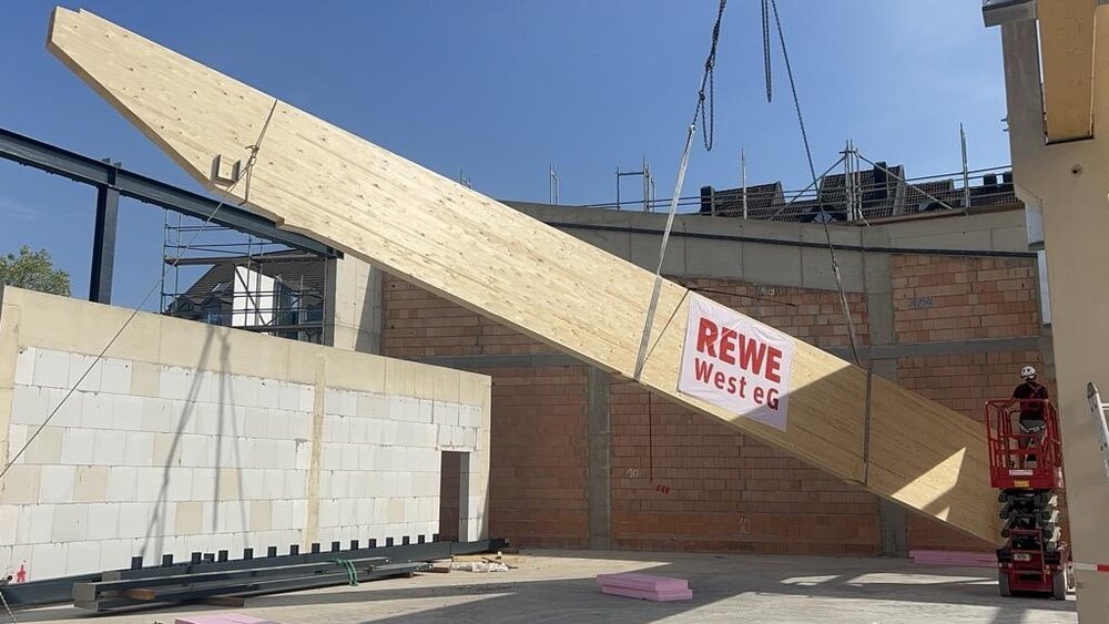 Richtfest REWE Markt Koblenz- Rauental: Symbolisches Einsetzen eines Holzleimbinders der Dachkonstruktion Richtfest REWE Markt Koblenz- Rauental: Symbolisches Einsetzen eines Holzleimbinders der Dachkonstruktion
