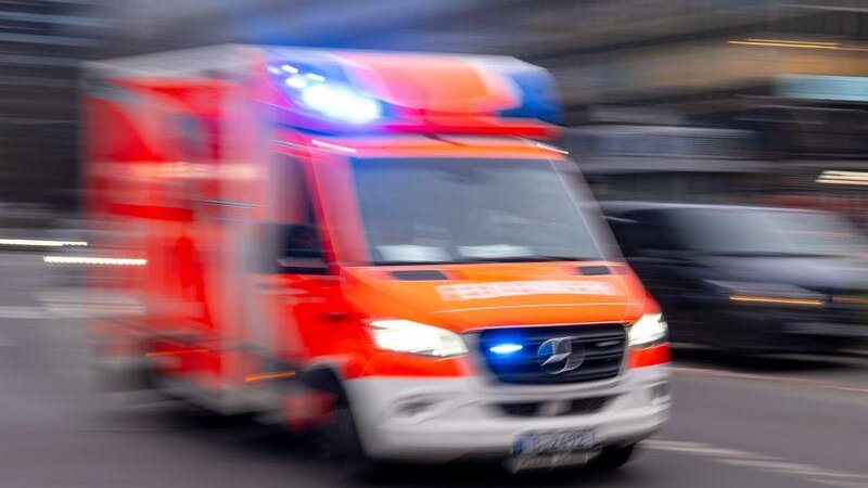 Polizei und Rettungskräfte waren im Einsatz. (Symbolbild)Monika Skolimowska/dpa