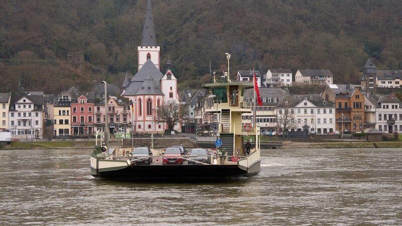 Schon lange wird über eine Brücke nahe der Loreley diskutiert. Die Fähre wurde bereits verkauft.
