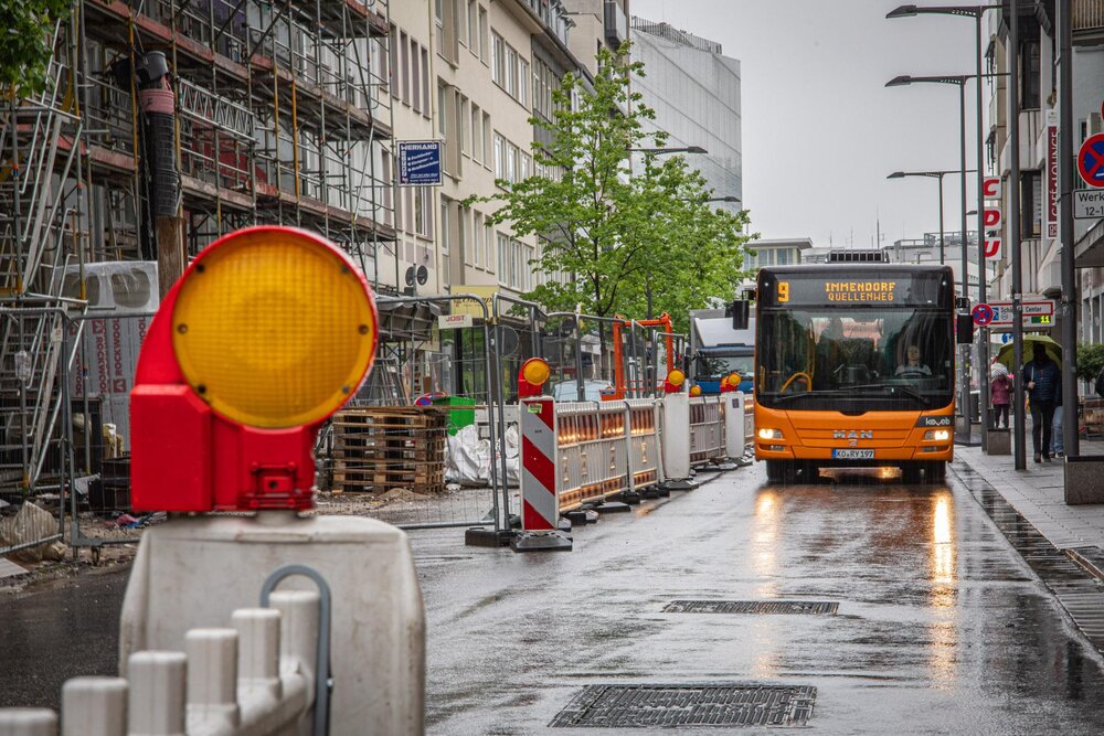 Die Clemensstraße in Koblenz soll im Laufe der Woche wieder in beide Fahrtrichtungen geöffnet werden. Dafür sind nach dem Kranabbau noch Restarbeiten notwendig. Die Clemensstraße in Koblenz soll im Laufe der Woche wieder in beide Fahrtrichtungen geöffnet werden. Dafür sind nach dem Kranabbau noch Restarbeiten notwendig.
