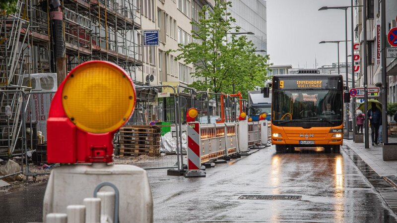 Die Clemensstraße in Koblenz soll im Laufe der Woche wieder in beide Fahrtrichtungen geöffnet werden. Dafür sind nach dem Kranabbau noch Restarbeiten notwendig.