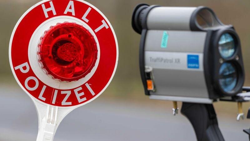 Die Polizei setzt auf verschiedene Techniken bei den Geschwindigkeitskontrollen. (Symbolbild)