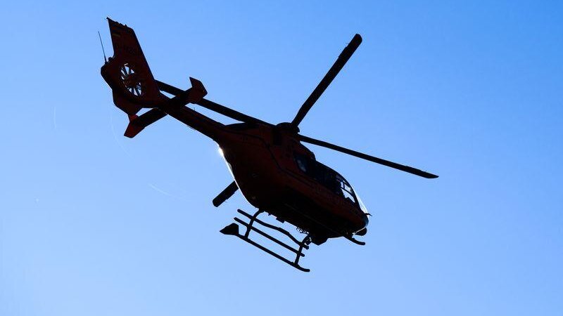 Die Schwerverletzte wurde mit einem Rettungshubschrauber ins Krankenhaus gebracht. (Symbolbild)