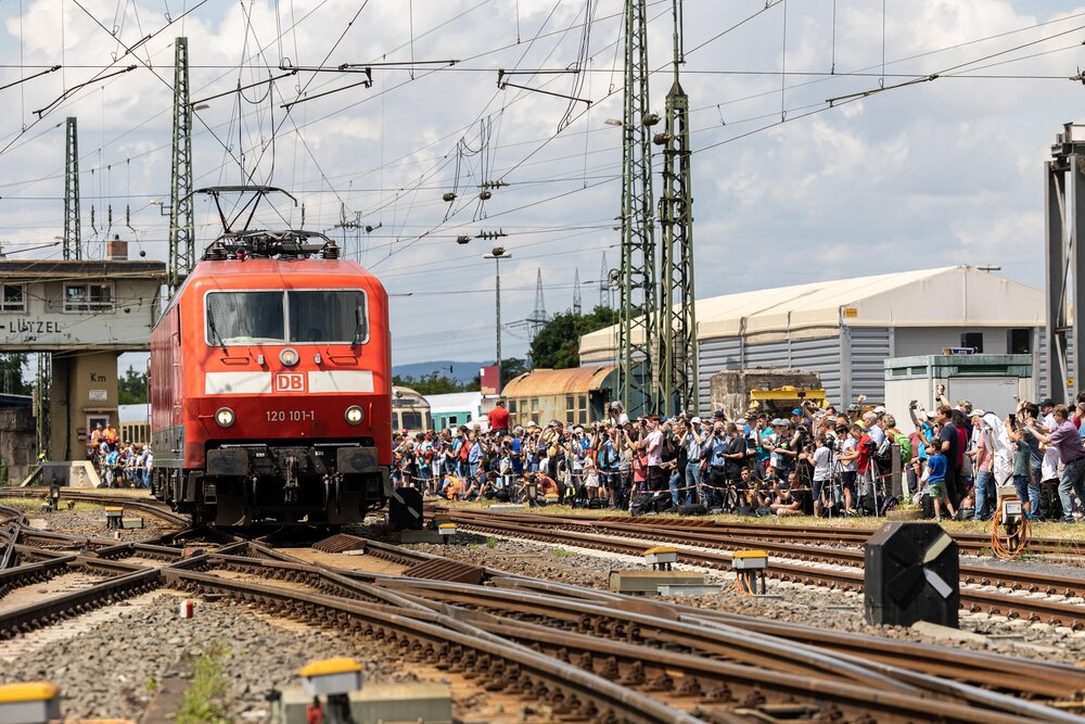 Eines der Highlights zum Sommerfest: die große Fahrzeugparade am Samstag um 14 Uhr. Eines der Highlights zum Sommerfest: die große Fahrzeugparade am Samstag um 14 Uhr.