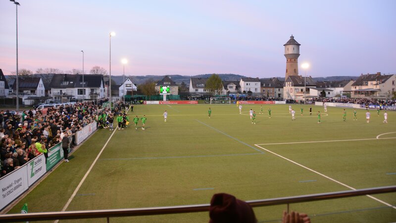 Halbfinale am Engerser Wasserturm: Oberligist Engers wirft den favorisierten Regionalligisten Trier aus dem Pokal. Damit ist auch der Endspielort Trier wohl raus.