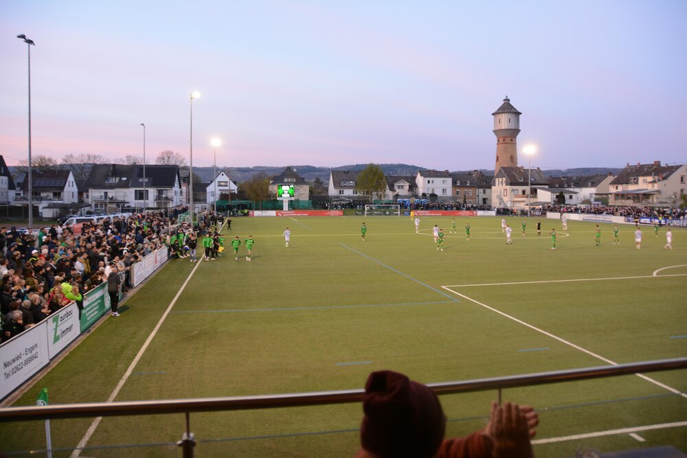 Halbfinale am Engerser Wasserturm: Oberligist Engers wirft den favorisierten Regionalligisten Trier aus dem Pokal. Damit ist auch der Endspielort Trier wohl raus. Halbfinale am Engerser Wasserturm: Oberligist Engers wirft den favorisierten Regionalligisten Trier aus dem Pokal. Damit ist auch der Endspielort Trier wohl raus.
