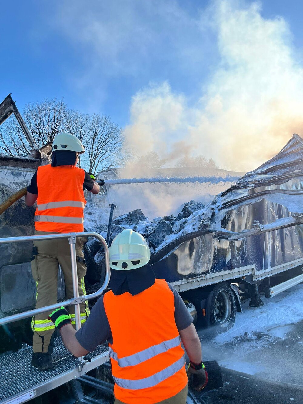 Die Feuerwehr Asbach hatten auf der A3 im Westerwald ab Dienstagnachmittag einen langen Einsatz.
