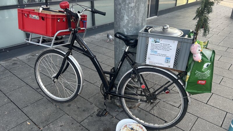 Auf seinem Fahrrad verteilt Günter Kohrt jeden Tag Abendessen an Wohnungslose in Koblenz