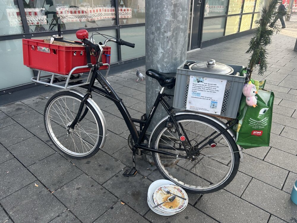 Auf seinem Fahrrad verteilt Günter Kohrt jeden Tag Abendessen an Wohnungslose in Koblenz