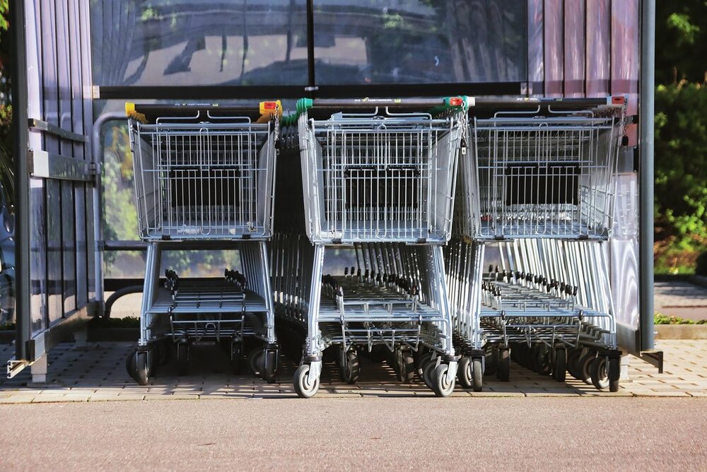 Einkaufswagen auf einem Edeka-Parkplatz