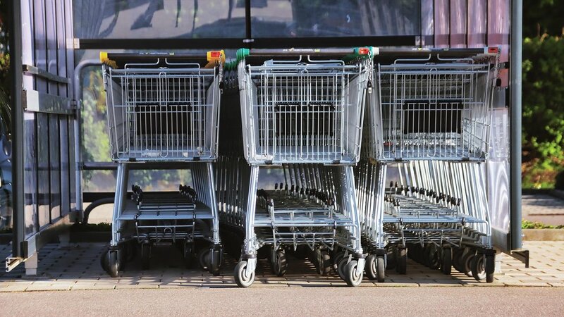 Einkaufswagen auf einem Edeka-Parkplatz