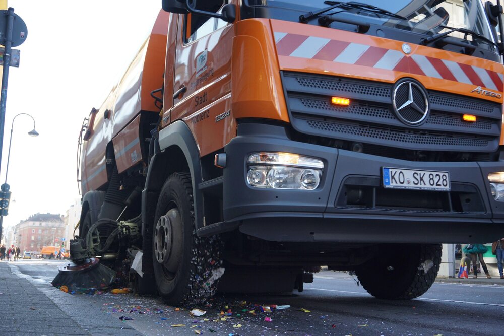 Solche Kehrmaschinen machen die grobe Arbeit.