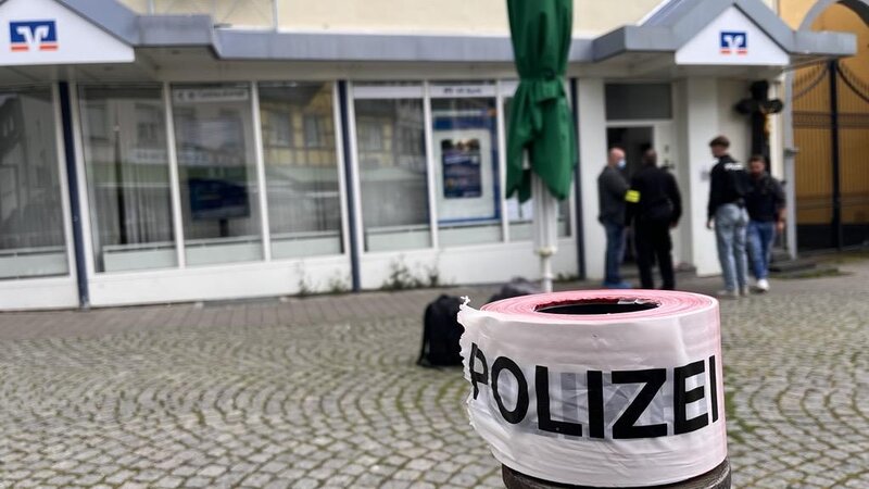 Wenige Stunden nach der Tat: Die Volksbankfiliale in Sinzig