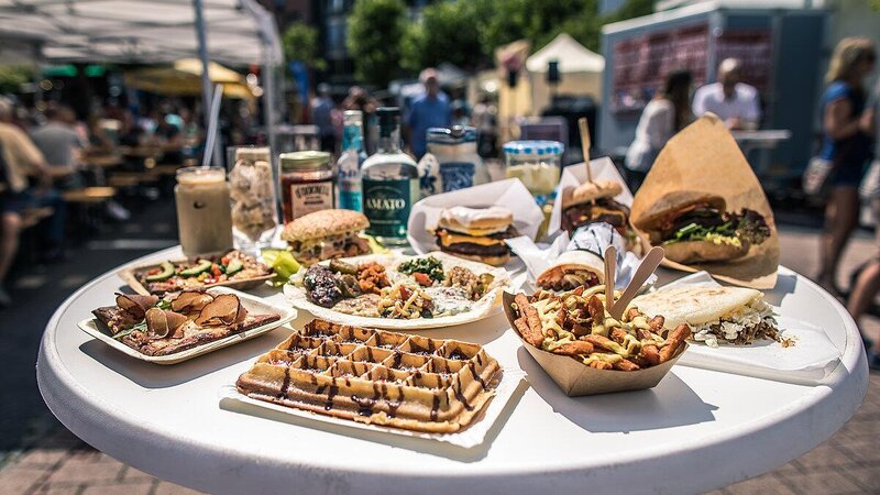 Das Street-Food-Festival in Neuwied bietet eine große kulinarische Auswahl auf dem Marktplatz.