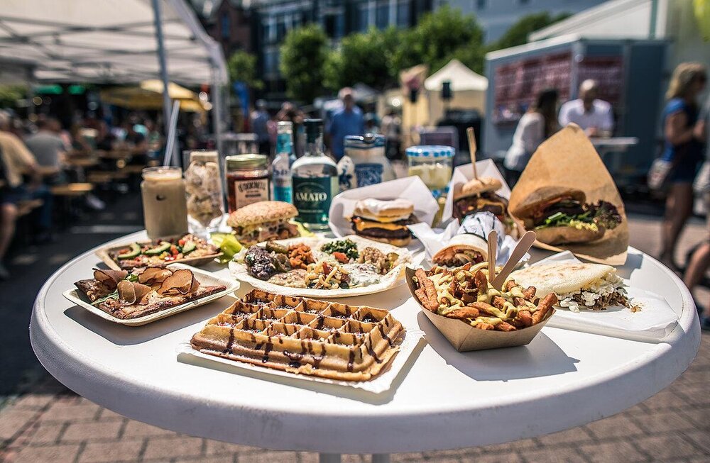 Das Street-Food-Festival in Neuwied bietet eine große kulinarische Auswahl auf dem Marktplatz.