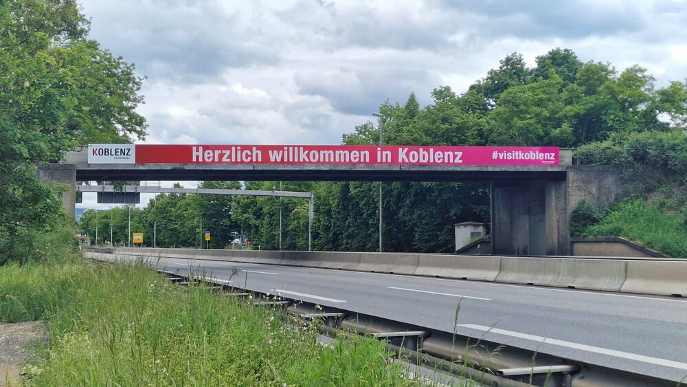 "Herzlich willkommen in Koblenz": Das Willkommensschild in Koblenz an der B9 "Herzlich willkommen in Koblenz": Das Willkommensschild in Koblenz an der B9