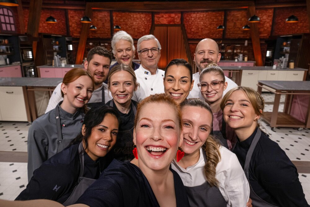 Insgesamt duellieren sich acht der besten Konditoren und Patissiers aus Deutschland, Österreich und Südtirol – unter ihnen die Koblenzerin Rowena Redwanz (3.v.li.). Auch die Jury ist wieder h