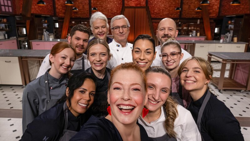 Insgesamt duellieren sich acht der besten Konditoren und Patissiers aus Deutschland, Österreich und Südtirol – unter ihnen die Koblenzerin Rowena Redwanz (3.v.li.). Auch die Jury ist wieder h