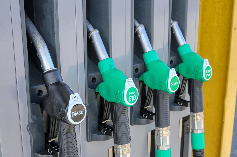 Tanksäule (Symbolbild): Derzeit gehen die Preise in die Höhe. Tanksäule (Symbolbild): Derzeit gehen die Preise in die Höhe.