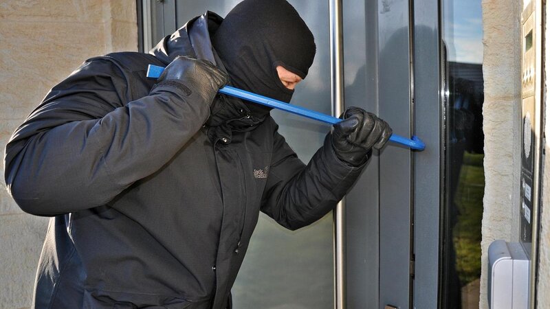 In Bendorf hebelten Einbrecher ein Küchenfenster auf. Sie wurden von den Hausbewohnern überrascht. (Symbolbild)