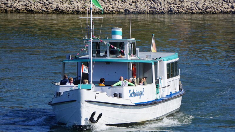 Die Fähre "Schängel" fährt in Koblenz über den Rhein.