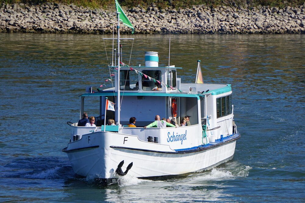 Die Fähre "Schängel" fährt in Koblenz über den Rhein. Die Fähre "Schängel" fährt in Koblenz über den Rhein.