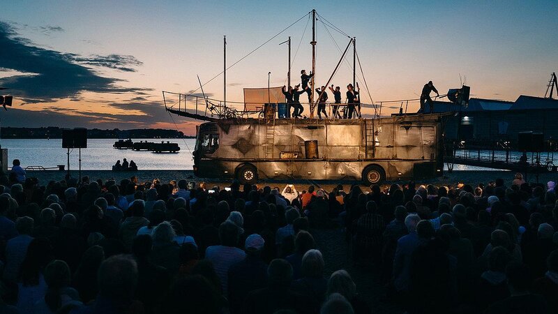Als Walfangschiff „Pequod“ rollt der umgebaute Linienbus der Freien Bühne Wendland demnächst auch über die Kirmeswiese in Neuwied, um dort auf die Jagd nach dem weißen Pottwal Moby Dick zu ge