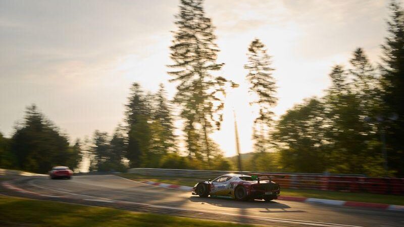 Beim 24-Stunden-Rennen auf dem Nürburgring sorgte ein Stromausfall für eine Unterbrechung.