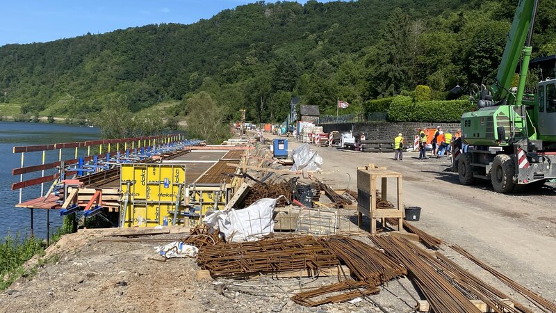 Am Moselufer in Lay ist der Baufortschritt sichtbar.