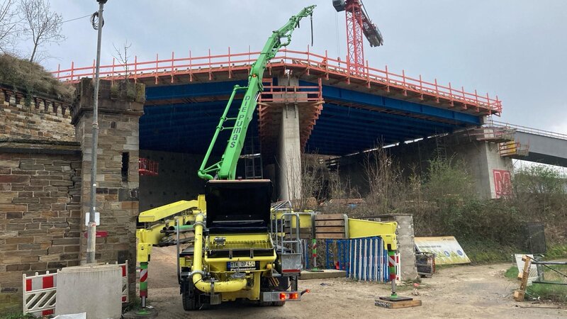 Mithilfe einer Betonverteilerpumpe wurde der Beton auf das höhergelegene Bauwerk transportiert.