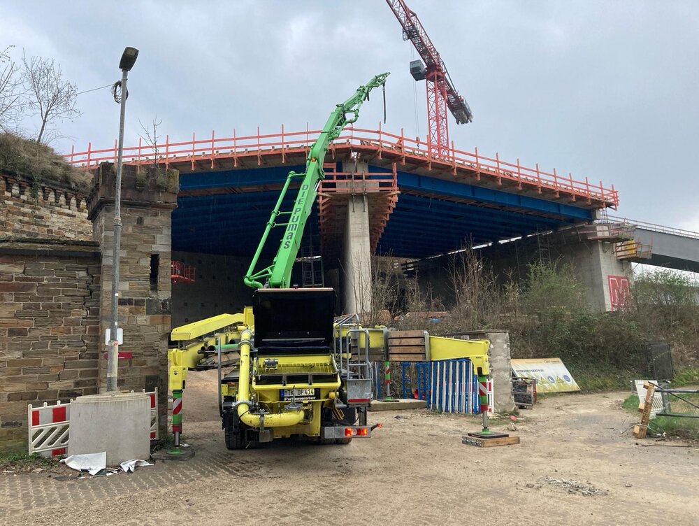 Mithilfe einer Betonverteilerpumpe wurde der Beton auf das höhergelegene Bauwerk transportiert.